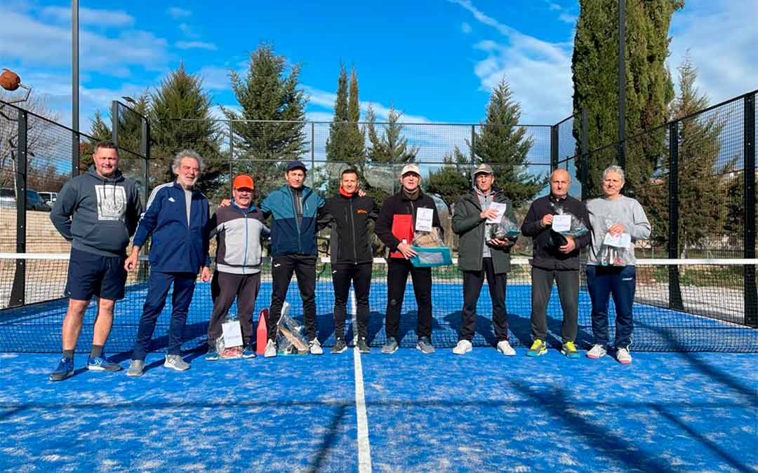 Los veteranos del torneo de pádel realizado este fin de semana en Fabara posaron junto representantes municipales./ Ayto. Fabara