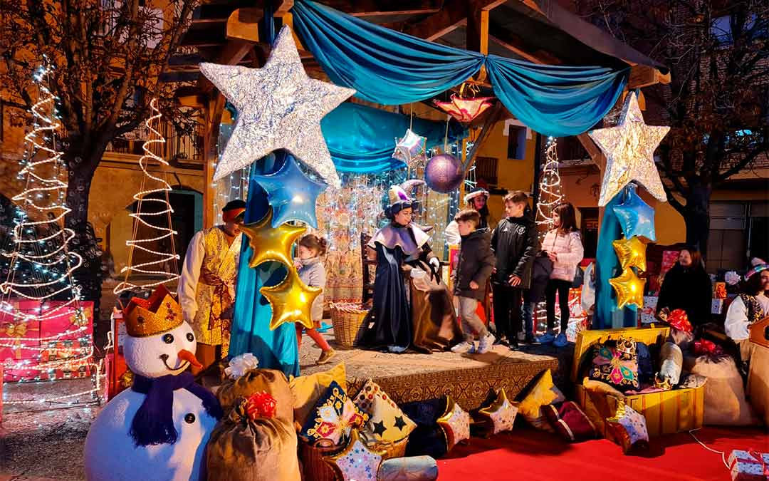 El Paje Real que ha visitado Caspe este jueves ha vestido prendas confeccionadas por Histórica Vestimentum, asociación que también ha decorado el portal en el que ha recibido a los niños./ P.S.
