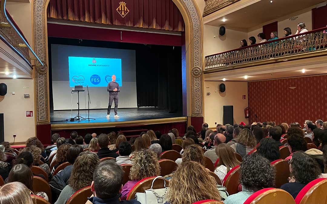 Pedro García Aguado llenó el teatro municipal de Alcañiz./ María Celiméndiz