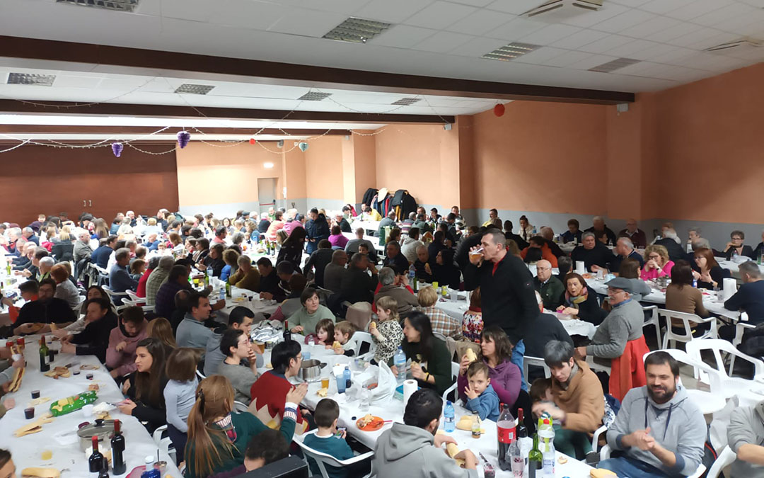 En Peñarroya de Tastavins se vivió una multitudinaria cena de hermandad./ Paula Aragonés.