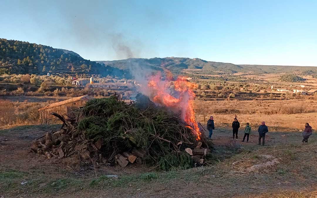 Imagen de archivo del encendido de la hoguera en Peñarroya de Tastavins./Paula Aragones.
