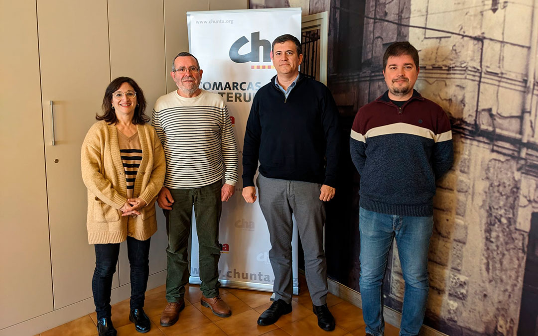 Carmen Añón y Joaquín Peralta, números 2 y 1 de la candidatura de CHA en Alcorisa, junto a Joaquín Palacín y José Manuel Salvador. / CHA