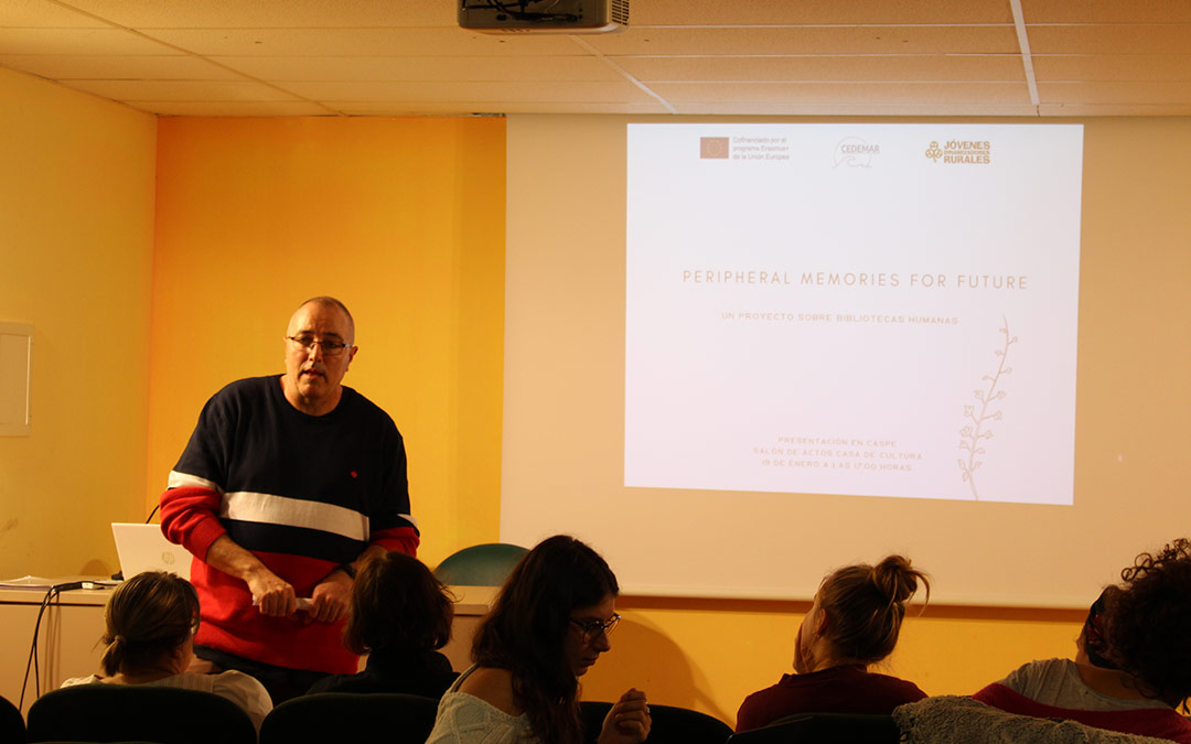 Jesús Cirac, miembro de Jóvenes Dinamizadores Rurales, ha presentado el proyecto Peripheral Memories este jueves en Caspe./ P.S.