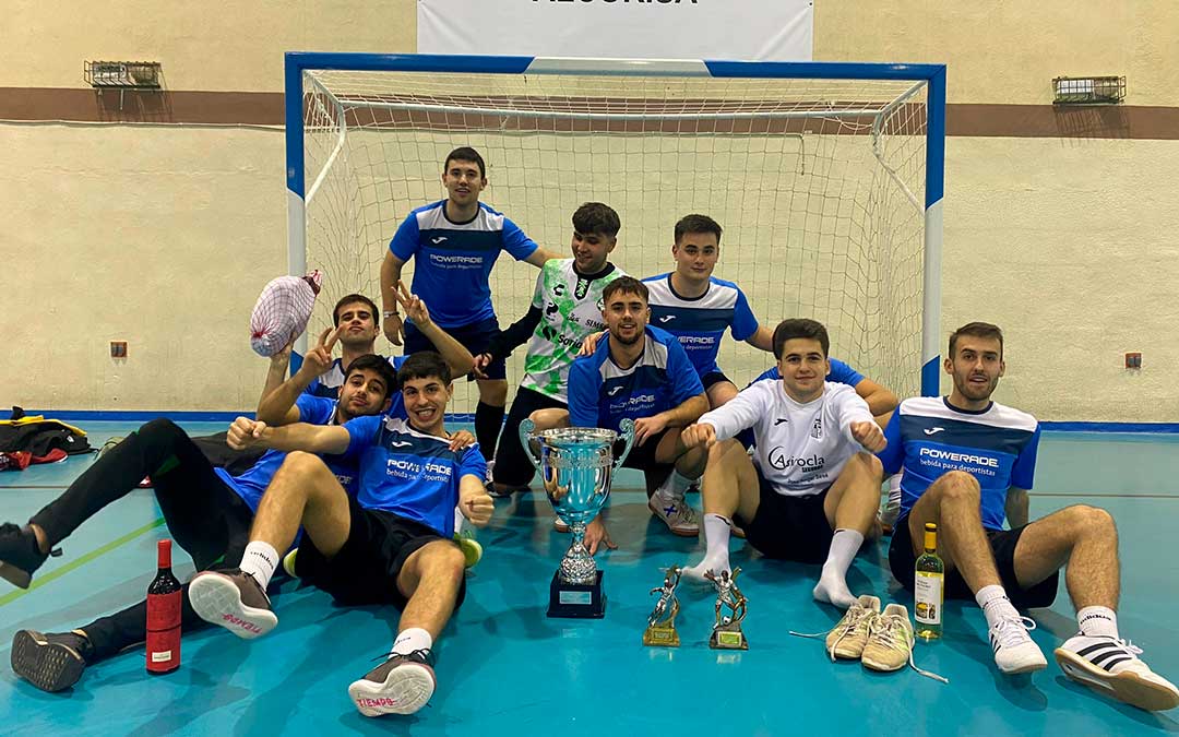 Jugadores del 'Pipiolos' celebrando el triunfo en Alcorisa./ L.C.