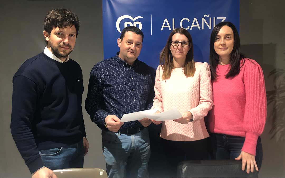 Los concejales del PP de Alcañiz Nacho Carbó, Miguel Ángel Estevan, Anabel Fernández y Noelia Lorén este miércoles en rueda de prensa./ L. Castel