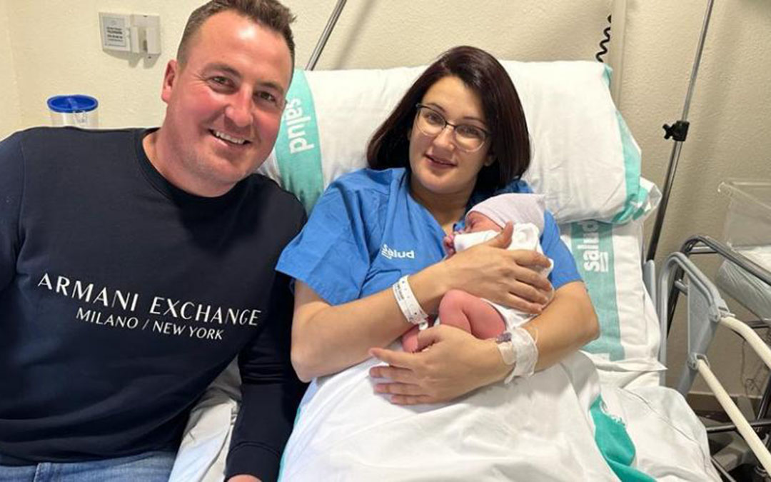 Susana Arenaz y Agustín Ramos posan con la pequeña Ainara. DGA