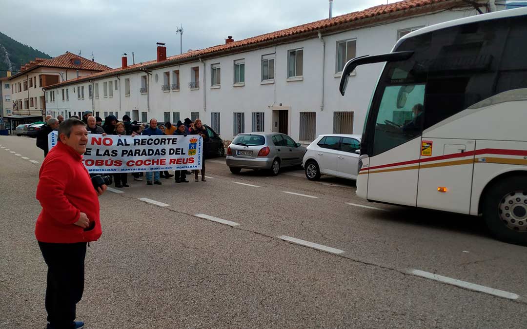 Detienen el autobús a su paso por Montalbán, uno de los municipios amenazados por el recorte de paradas./MAR