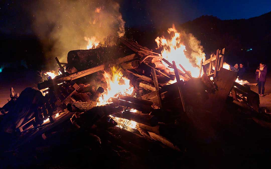 En Ráfales el fuego ha prendido una hoguera de grandes dimensiones./ J.L.