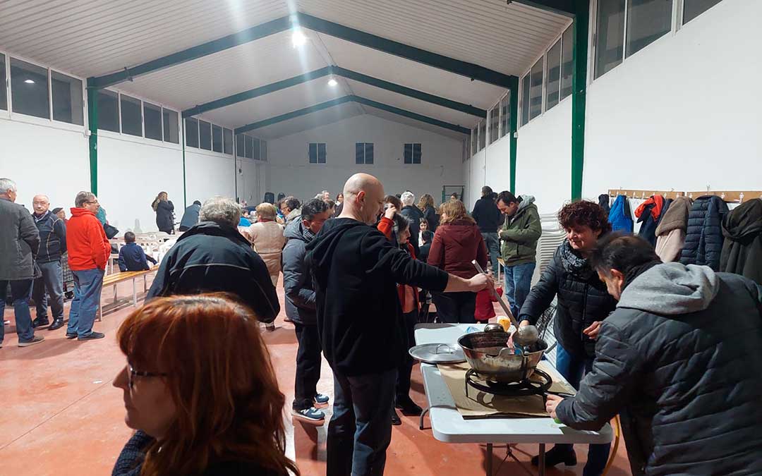 Decenas de personas participaron en la 'oferta' de Ráfales./ J.L.