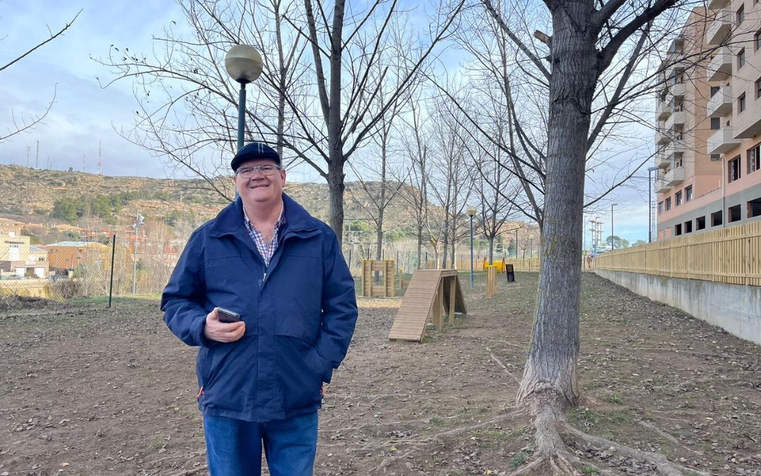 Ramón Panadés, concejal de Medio Ambiente del Ayuntamiento de Alcañiz, en el recién inaugurado parque para perros ubicado junto a la escuela infantil La Selveta./ C.O.