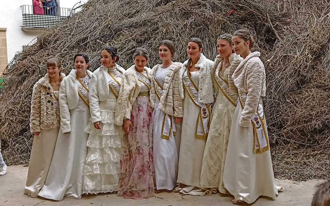 Las reinas, antes de quemarse la hoguera./ L.C.