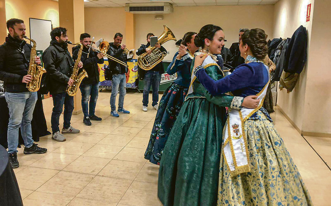 Las reinas bailaron antes de prenderse la hoguera./ L.C.
