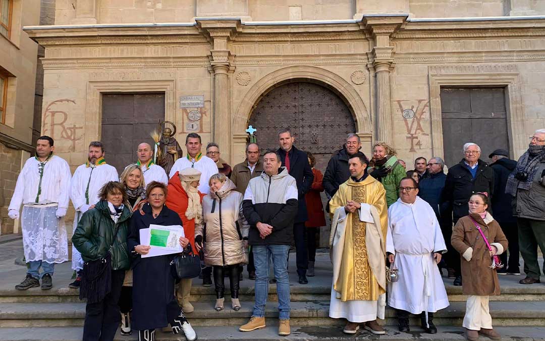 Entrega del cheque a AECC después de la bendición de animales / Ayto Alcañiz