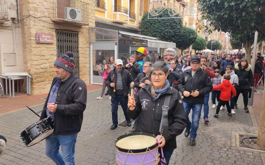 Los dulzaineros de La Martingala amenizando la salida de los cabezudos./ Ayto. de Andorra