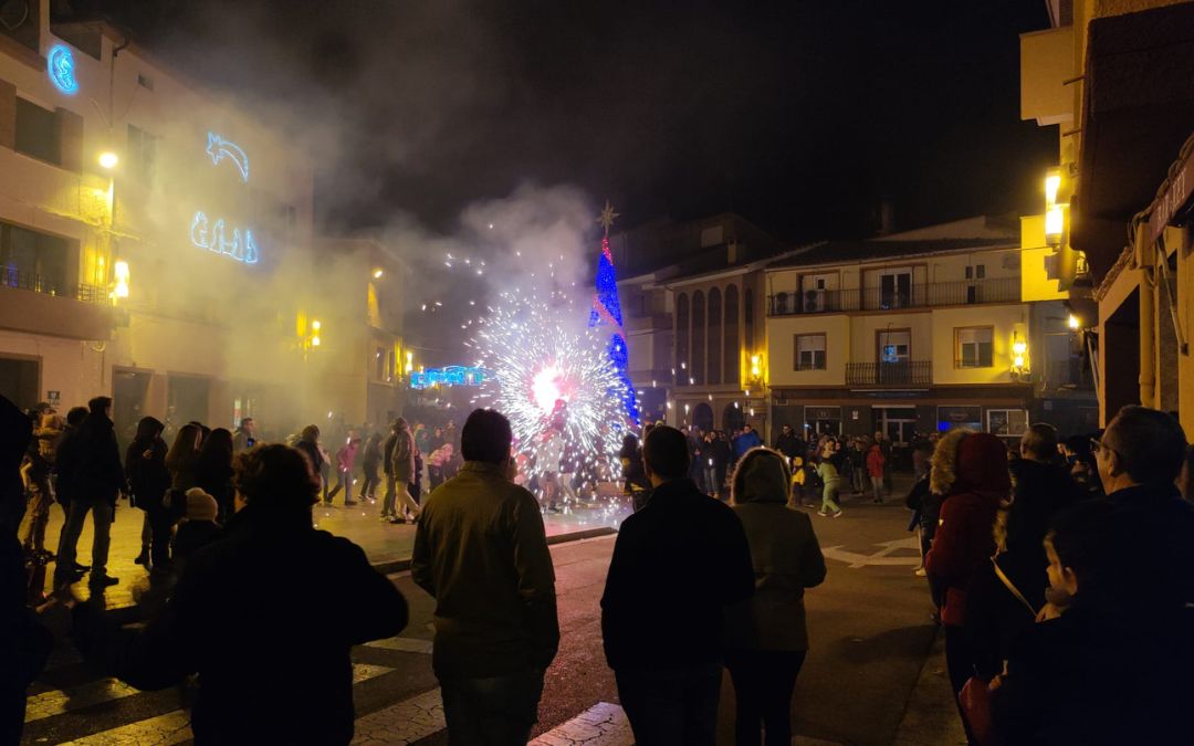 Toros de fuego en la plaza del Regallo para celebrar San Macario./ Ayto. de Andorra