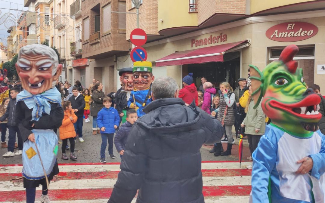 Los cabezudos desfilando por la avenida San Jorge./ Ayto. de Andorra