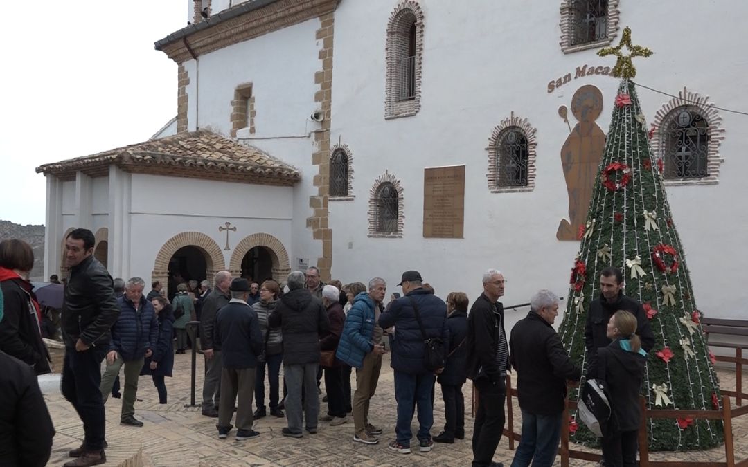 Varios vecinos en la ermita de San Macario durante el día de la celebración del patrón./ Ayto. de Andorra
