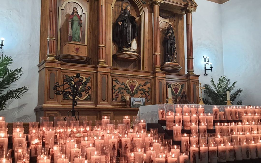 Todas las velas encendidas frente a la imagen de San Macario./ Ayto. de Andorra