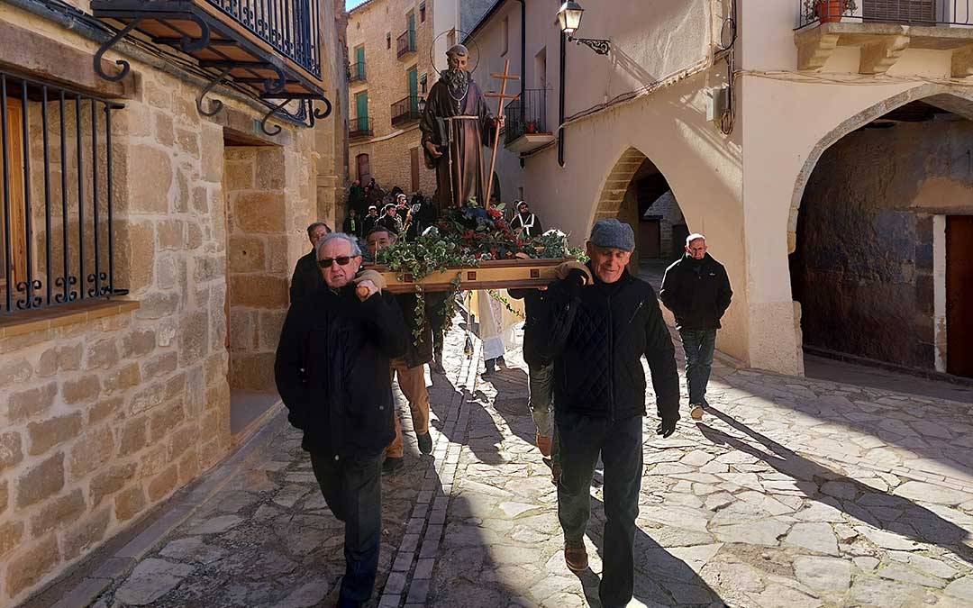 La procesión de San Antón ha recorrido varias calles de Torre del Compte. / J.L.