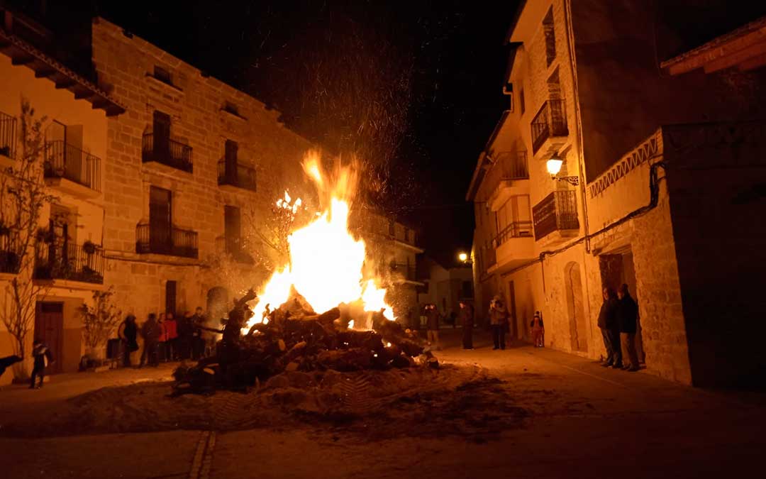 Torre del Compte prendió el viernes su hoguera./A. Bergós.