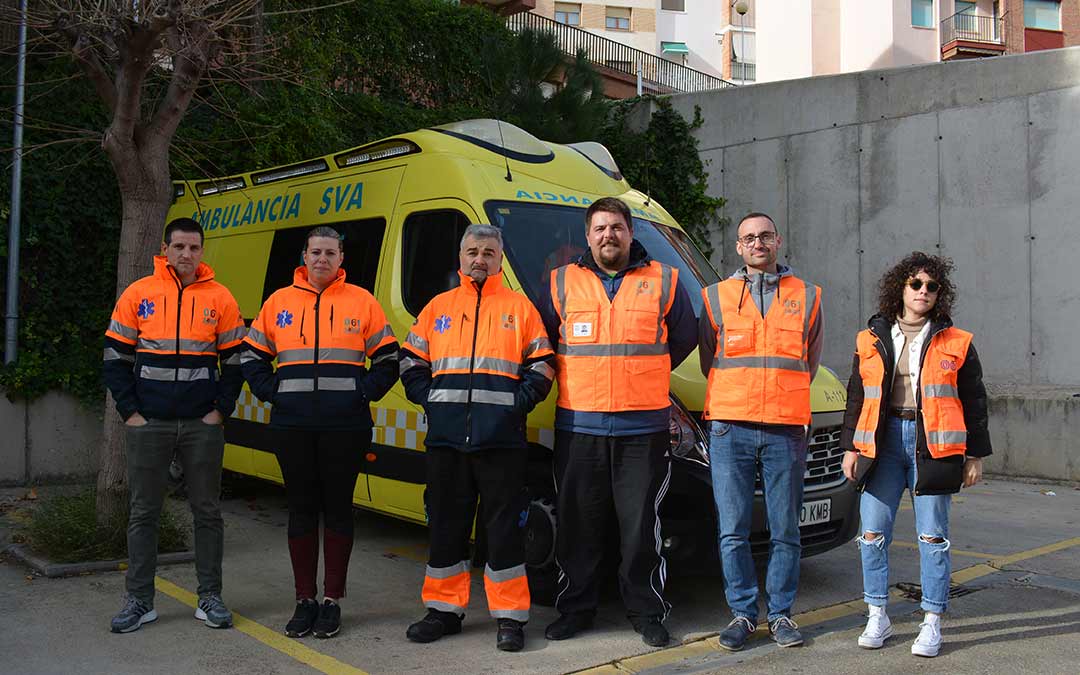 Trabajadores del transporte sanitario urgente este lunes en la base de Alcañiz./I.M.