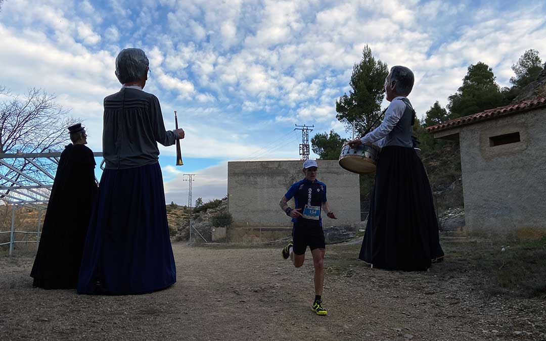 Los gigantes de Alcorisa animaron a los corredores de las pruebas./ A.M.