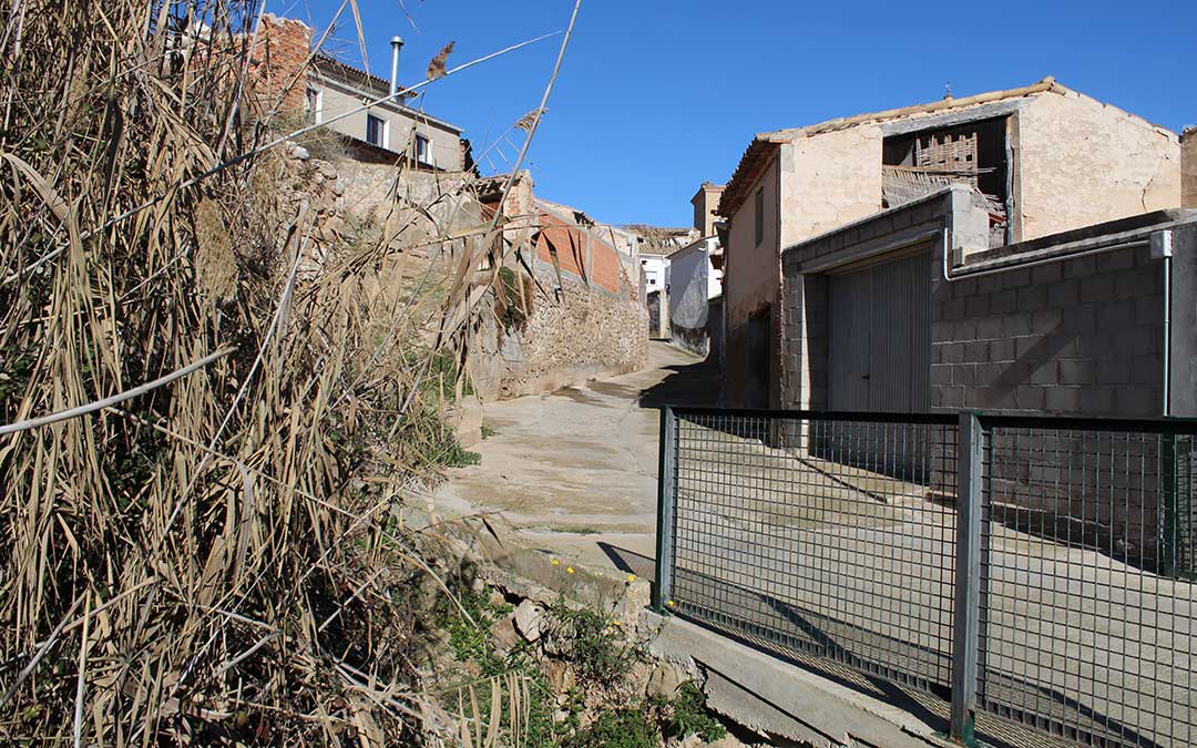 Corrales a la izquierda en la salida del aparcamiento en la calle Barranco. / B. Severino