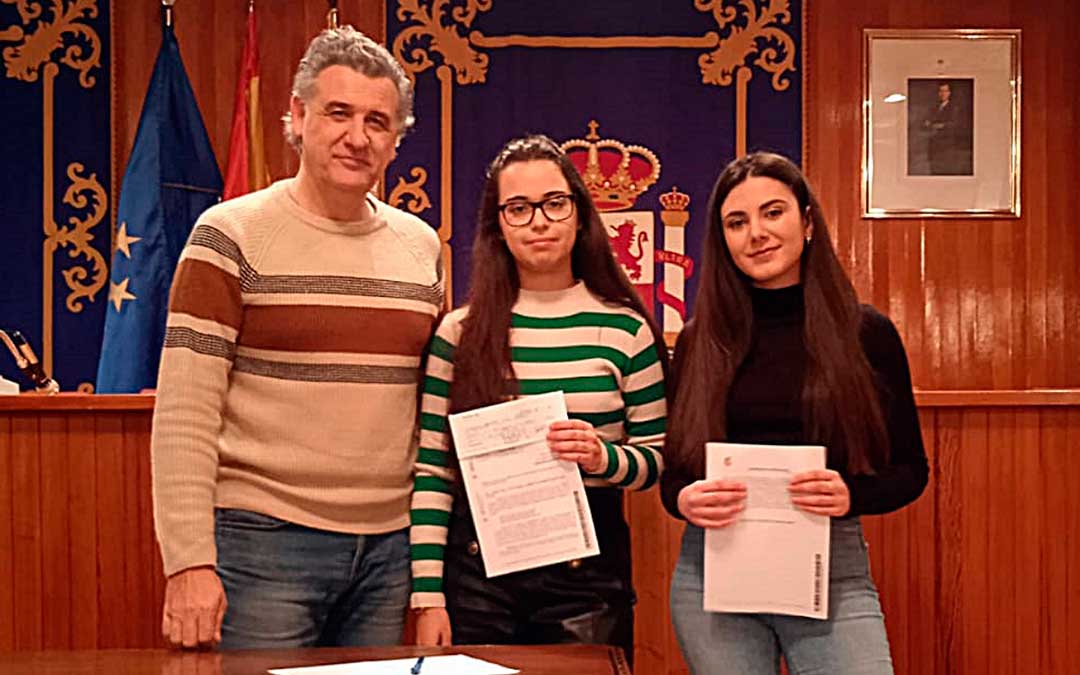 Paula Pérez Burillo y Daniela Luna Calderón junto al alcalde Joaquín Moreno./ L.C.