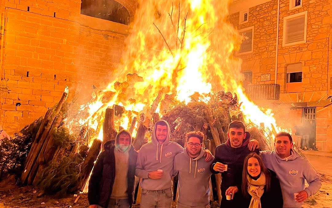 En Valdealgorfa se prendió una gran hoguera en honor a San Antón./Mario Cuella.