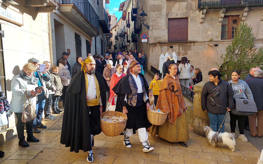 Los Mayordomos y los Quintos han participado en la procesión./ J.L.