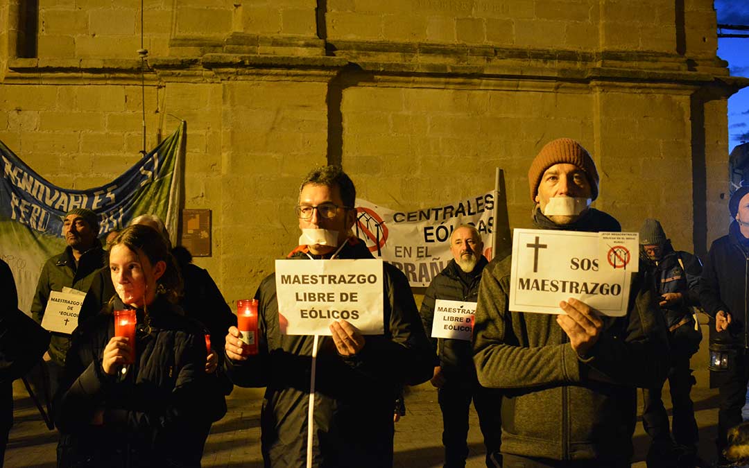 Pancartas con mensajes 'SOS Maestrazgo' entre los presentes./I.M.