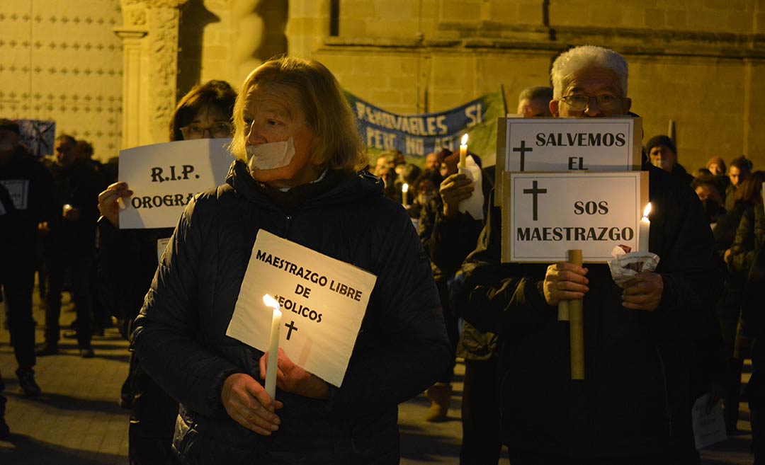 Velas y mensajes reivindicativos entre los manifestantes./I.M.