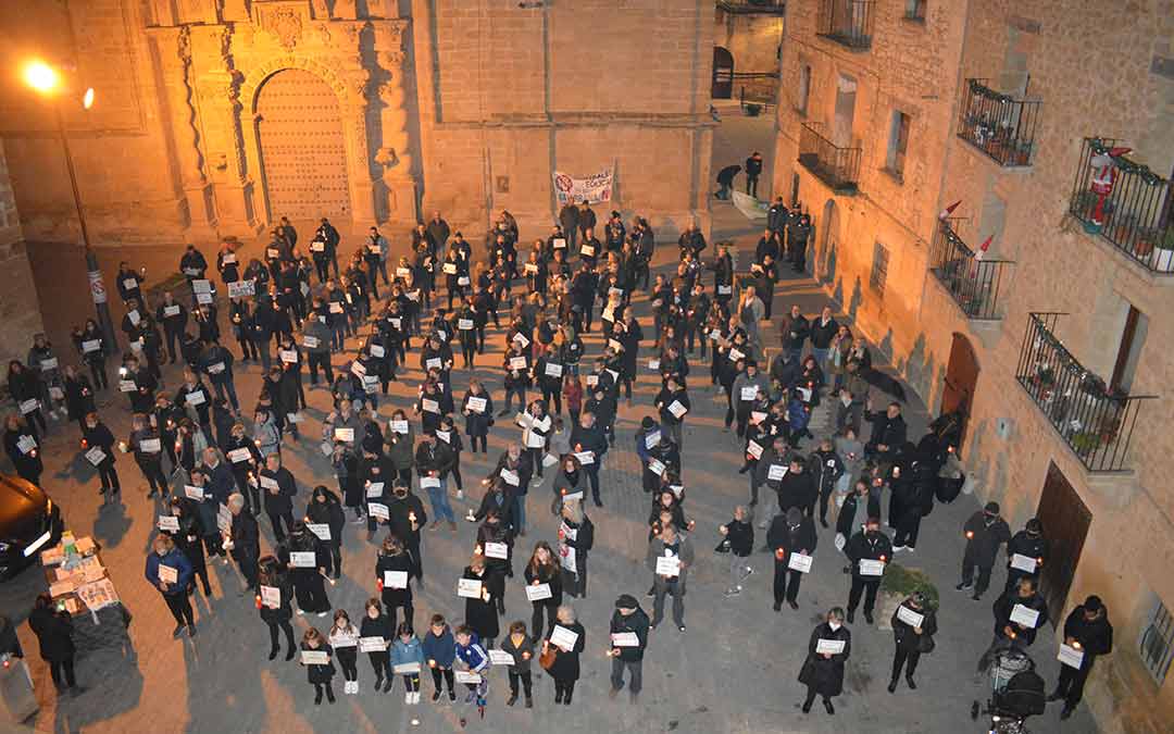 Concentración en Valjunquera en la Plaza Mayor./I.M.