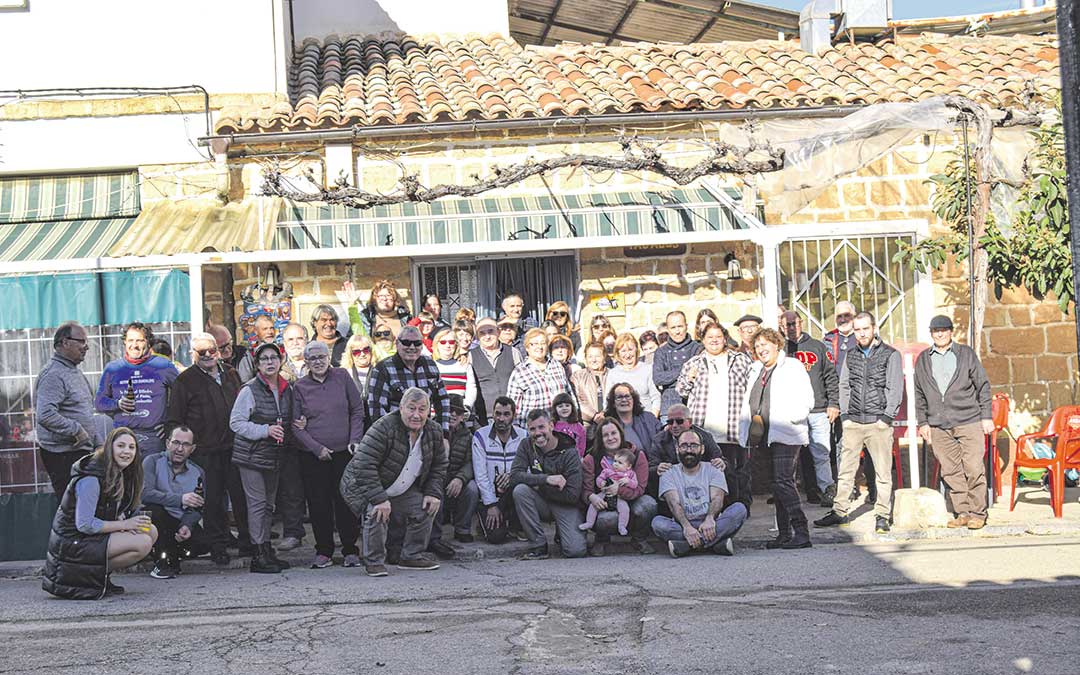 Esta estampa dejó el último día de trabajo de Sergio Laborda y Montse Galicia al frente del bar de Valmuel, con parte del pueblo que les dio la sorpresa y les entregó una placa. / L.C.