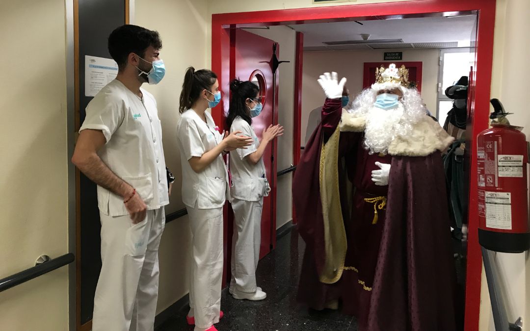 Sanitarios aplaudiendo a los Reyes Magos en su entrada a una de las plantas del hospital./ C. O.
