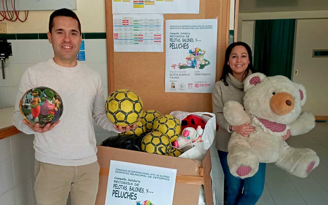 Carlos Yeguas, concejal de deportes, y María Tello, trabajadora social en Cáritas, junto a los objetos recaudados durante la campaña / Ayto Alcorisa