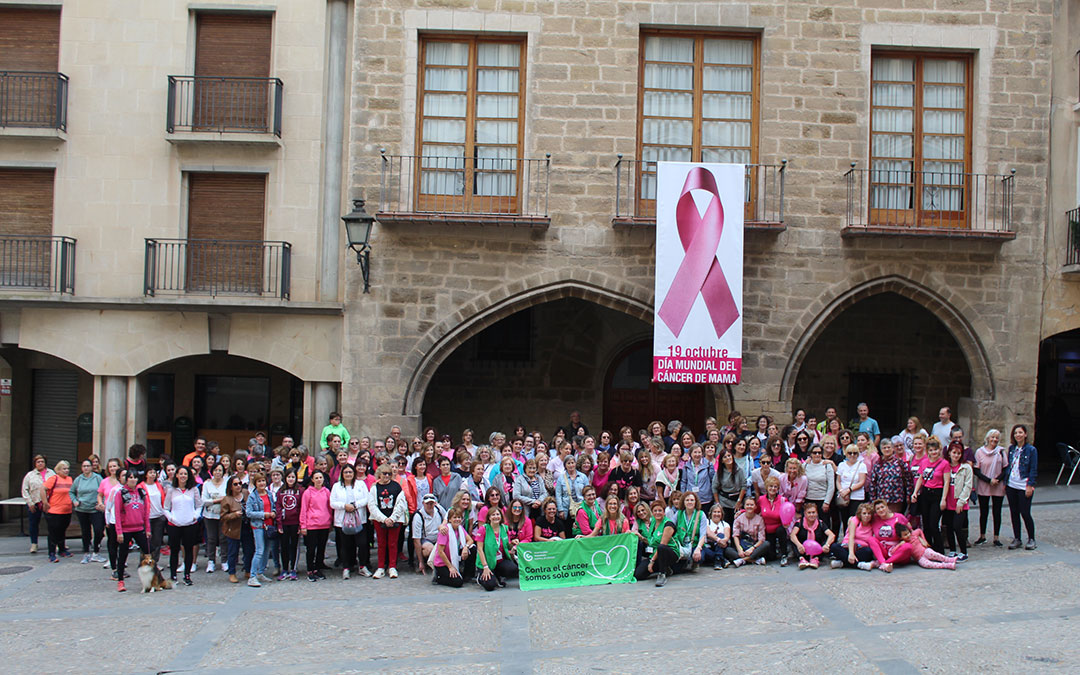 Imagen de archivo de la foto de grupo por el Día Mundial contra el Cáncer de Mama el 13 de octubre / B. Severino