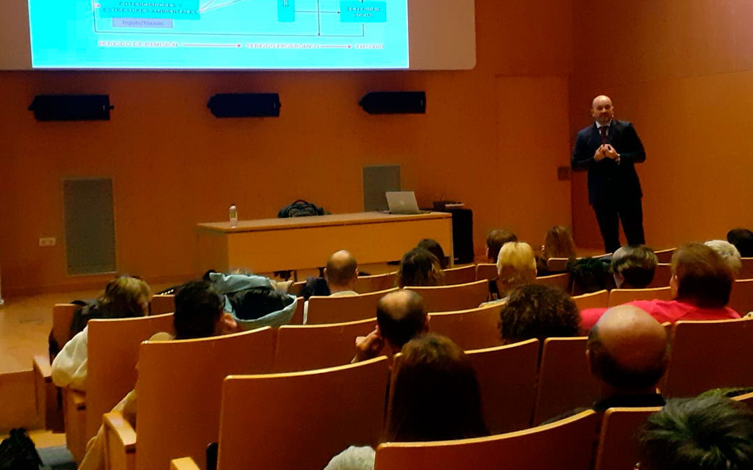 Augusto Zafra, psiquiatra, durante una charla en Alcañiz./ Ayto. Alcañiz