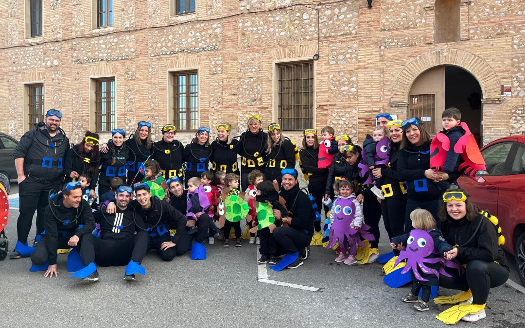 Grupo de amigos en el carnaval de Calanda este sábado./ C.O.