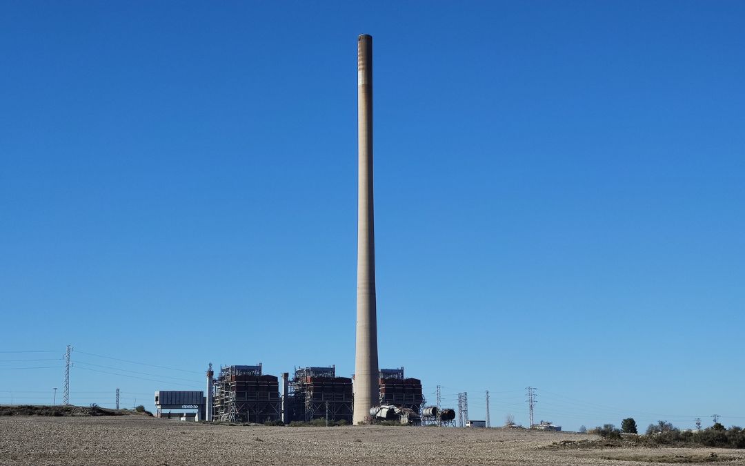 La chimenea de la Central Térmica de Andorra días antes de ser derribada./ Alberto Gracia.