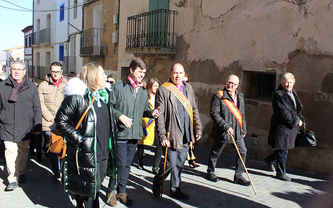 Procesión por San Blas en Chiprana. El alcalde, Javier Nicolás, contó con la compañía del presidente del PP en Zaragoza, Ramón Celma, como invitado. / B. Severino