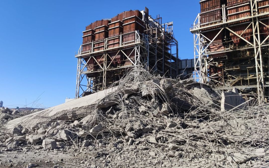 Imagen del estado de los escombros que actualmente se encuentran en la Central Térmica de Andorra tras el derribo de la chimenea . Allí continúan trabajando para terminar el desmantelamiento./ La Comarca
