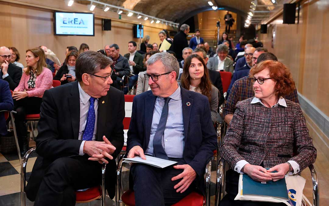El vicepresidente y consejero de Industria, Competitividad y Desarrollo Empresarial del Gobierno de Aragón, Arturo Aliaga; y el secretario general de Reto Demográfico, Francesc Boyá,junto a la directora gerente del Instituto Aragonés de Fomento, Pilar Molinero; este miércoles durante la presentación de EREA / DGA