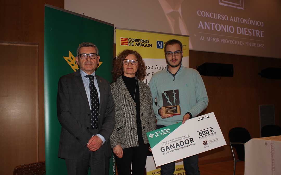 Ángel Luis Sanz Villarroya ha ganado el premio Antonio Diestre del CPIFP Bajo Aragón, patrocinado por Caja Rural de Teruel./ L. Castel