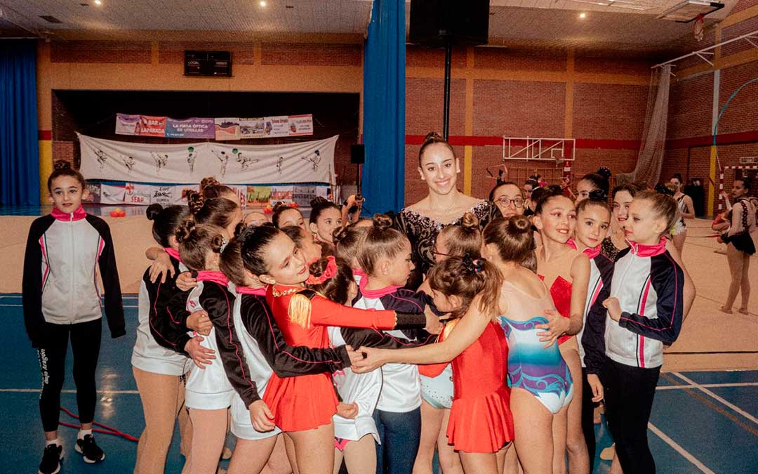 Alba Bautista rodeada de las jóvenes gimnastas que participaron en la exhibición./ Ayto. de Utrillas