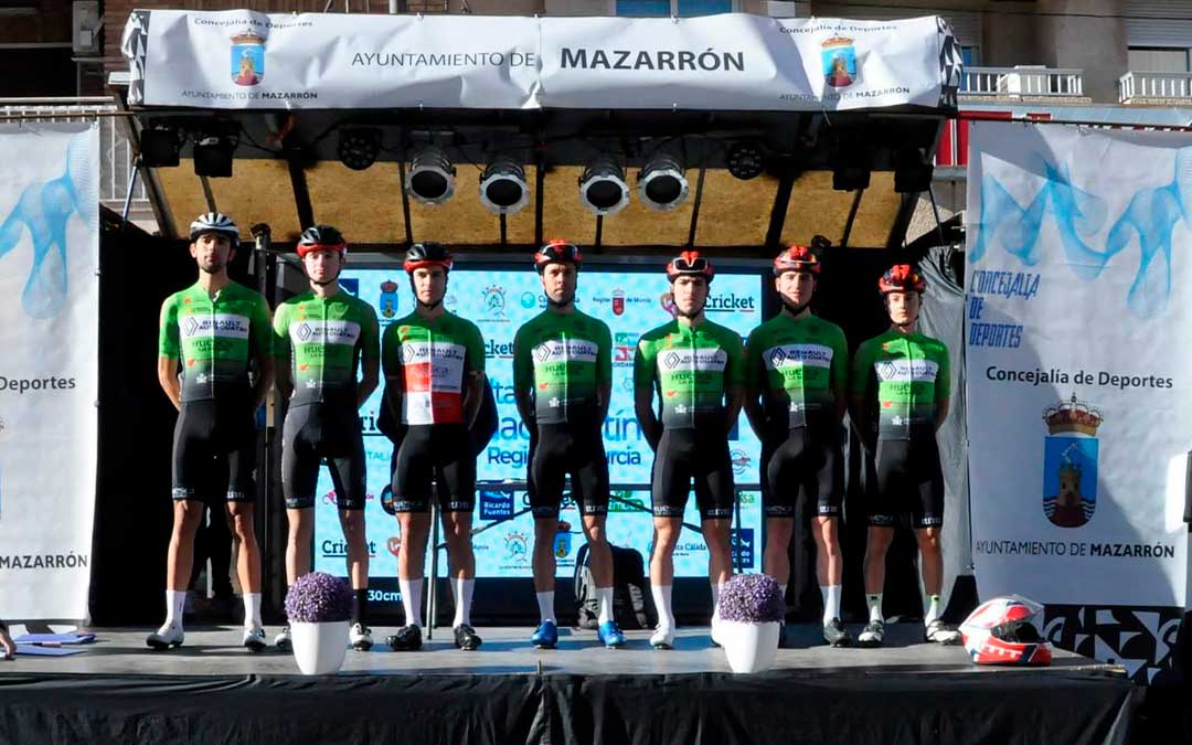 Jonás Sancho y Germán Castel junto a sus compañeros durante la primera vuelta por etapas del año / Club Ciclista Oscense