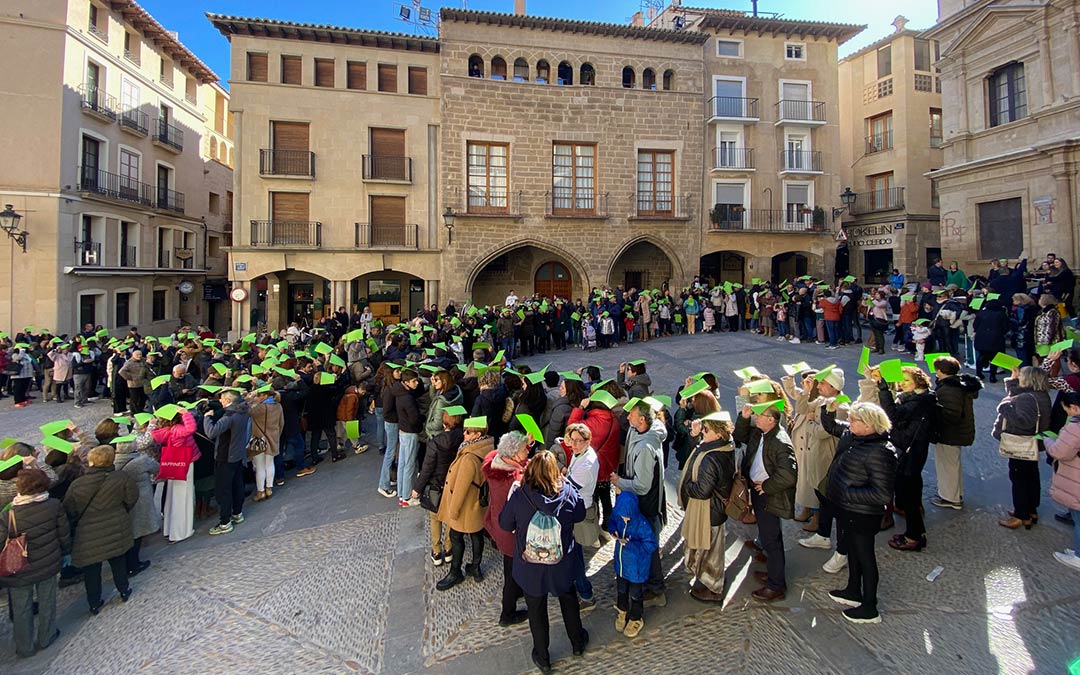 Lazo humano en Alcañiz con motivo del Día Mundial Contra el Cáncer./ A.M.
