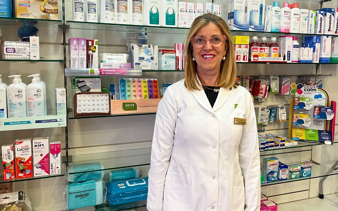 María José Villafranca en la farmacia de Andorra donde trabaja./ C.O.