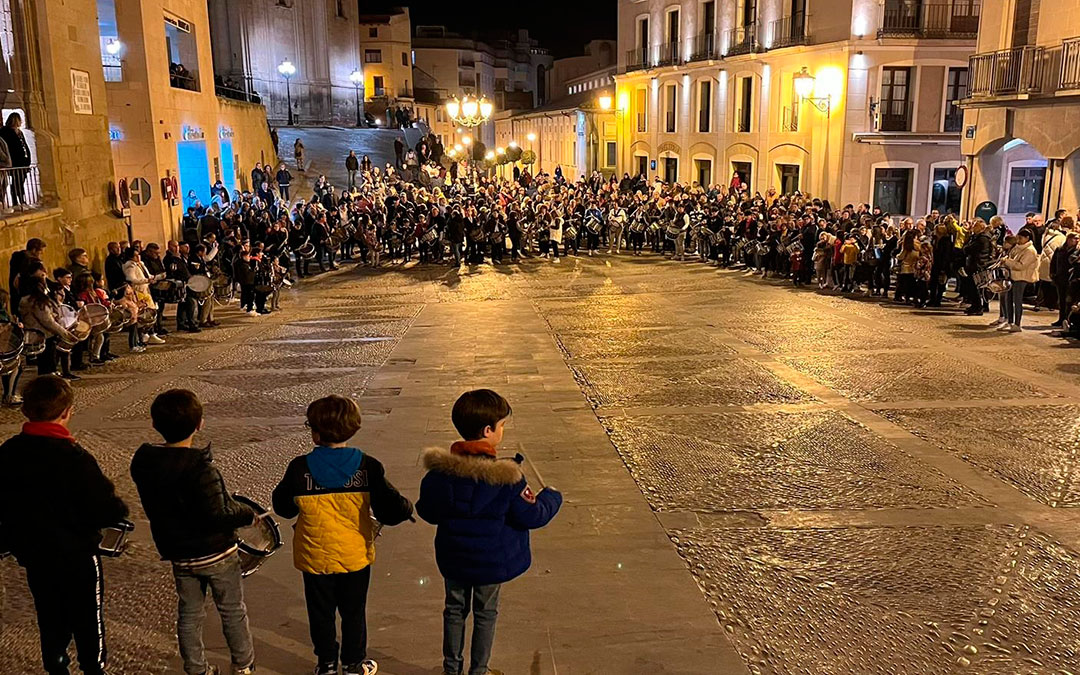 Más de 200 personas se han concentrado este Miércoles de Ceniza en la plaza de España de Alcañiz para redoblar./ Laura Castel