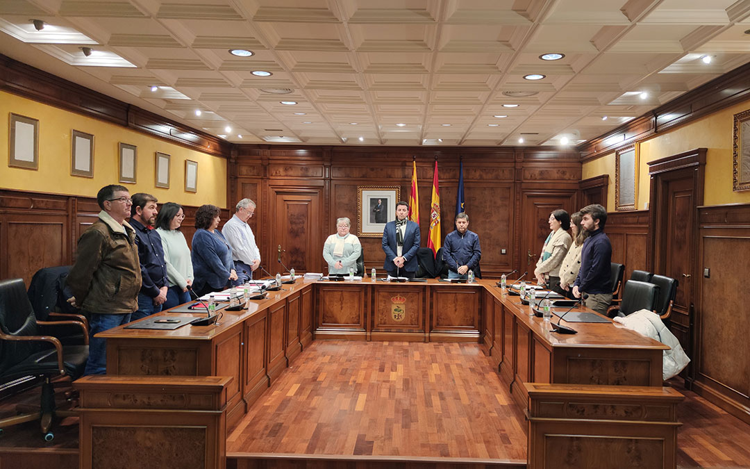 Minuto de silencio en el pleno de Calanda por el fallecimiento del cineasta Carlos Saura./ Alberto Gracia